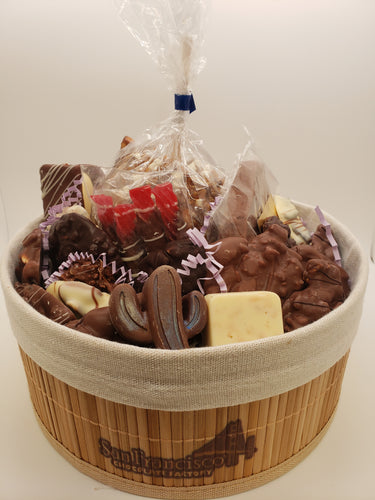 Beautiful gift basket, which includes 1 caramel apple, 1 slice of fudge, and 1 pound of assorted gourmet chocolates